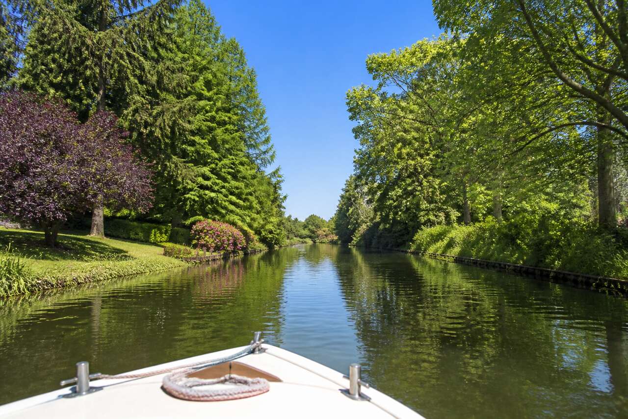 Quel bateau choisir pour naviguer sur les canaux