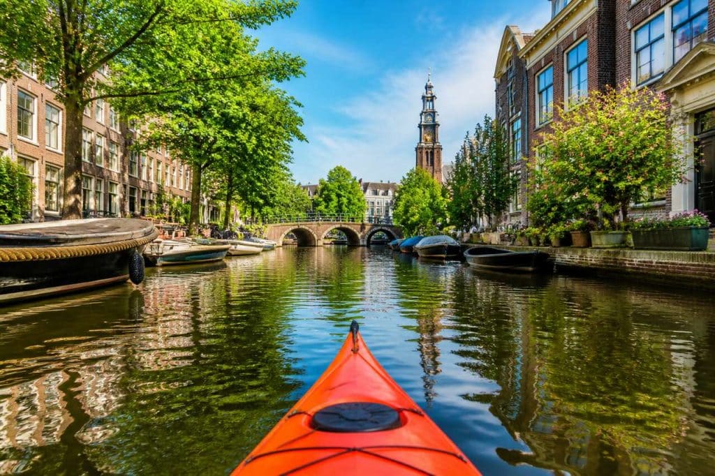 Découvrir Leiden en kayak : une aventure aquatique à ne pas manquer