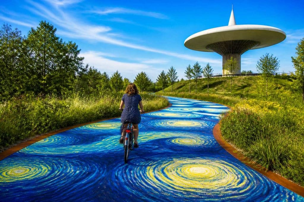 Eindhoven en vélo : à la découverte des pistes cyclables futuristes de Van Gogh