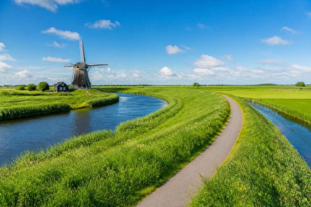 Marcher sur les sentiers des digues : explorez les polders et leur histoire