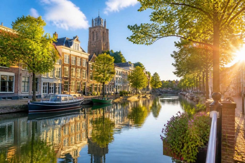 Explorez le charme secret des canaux de dordrecht
