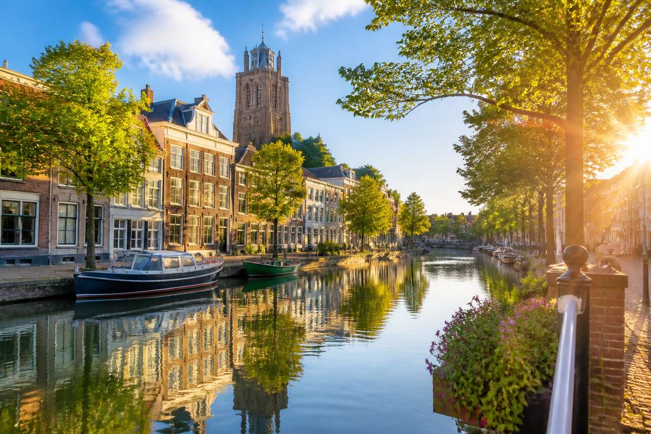 Explorez le charme secret des canaux de dordrecht