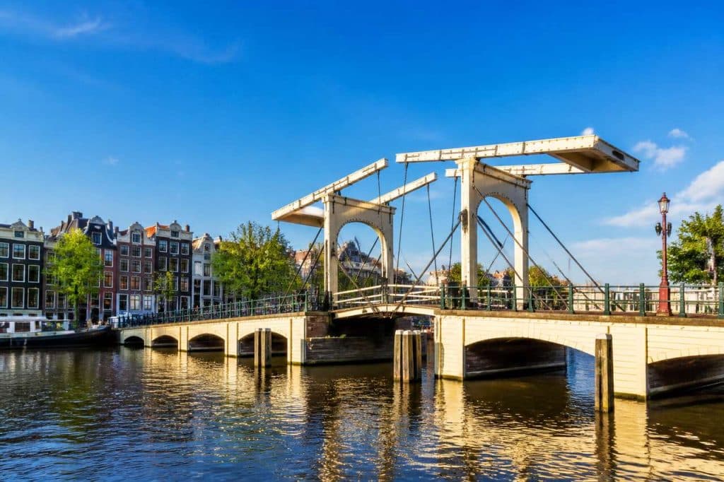 Découvrir Amsterdam autrement : les secrets de Magere Brug