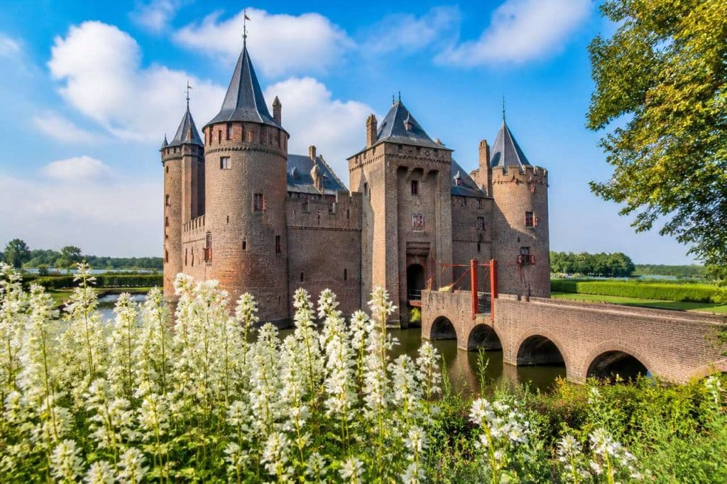 Explorer les secrets du château de muiderslot : un plongeon dans l'histoire médiévale