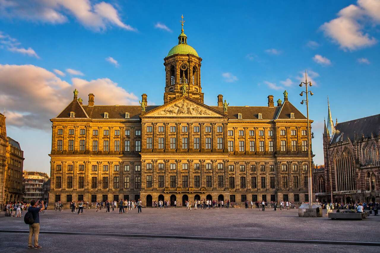 Les secrets cachés du palais royal d'amsterdam : un voyage dans le temps au cœur de la capitale néerlandaise