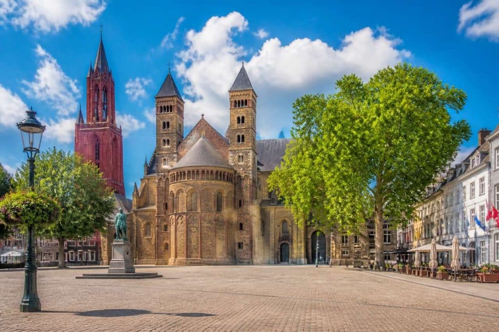 Découvrir la magie du Vrijthof : une promenade historique au cœur de Maastricht