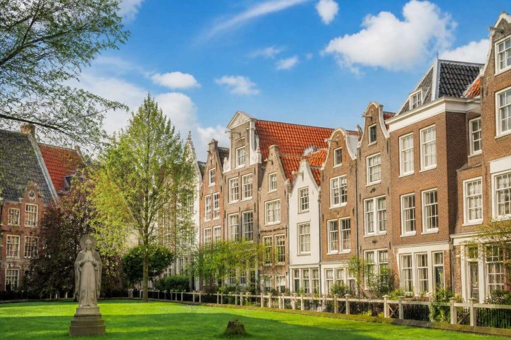 Sous les toits du begijnhof : une plongée dans l'histoire méconnue d'amsterdam