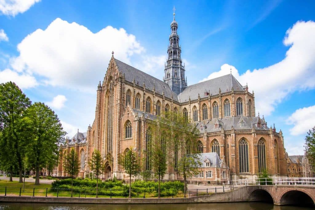 Plongée historique au cœur de la Pieterskerk : un voyage dans le temps à travers l'architecture et les légendes locales