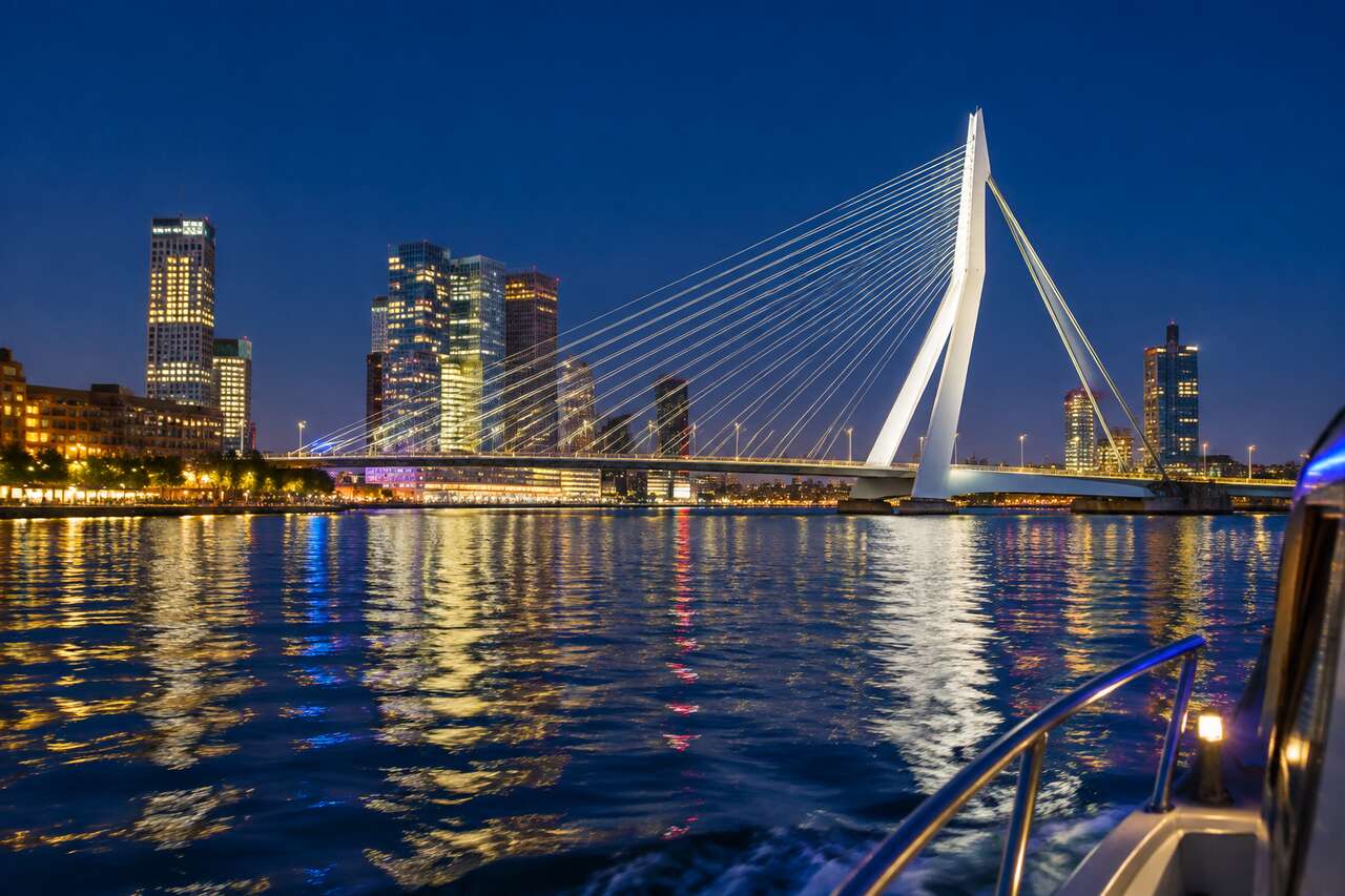 Découvrir l'erasmusbrug sous un nouvel angle : une croisière nocturne romantique