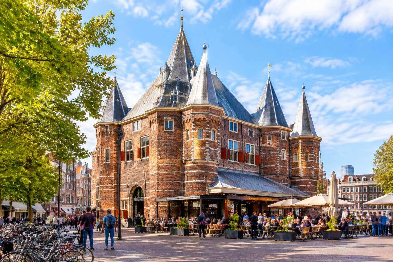 Balade architecturale : comprendre le style gothique à travers la Waag et ses alentours
