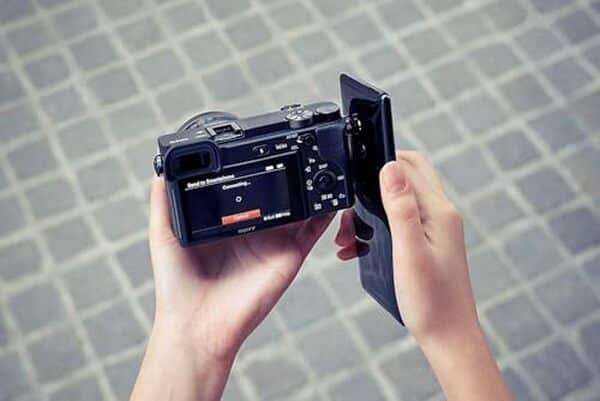 Découvrez notre test complet du Sony Alpha 6400, l'hybride aps-c idéal pour le vlogging avec autofocus performant et vidéo 4K. Avis détaillé et comparatif.