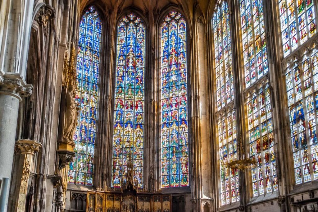 Le secret des vitraux de la Nieuwe Kerk : un voyage dans la lumière et l'histoire