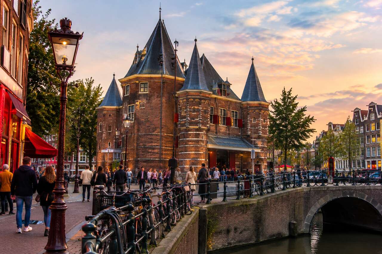 Découvrir les secrets cachés du quartier rouge : un voyage à travers le temps autour de la Waag